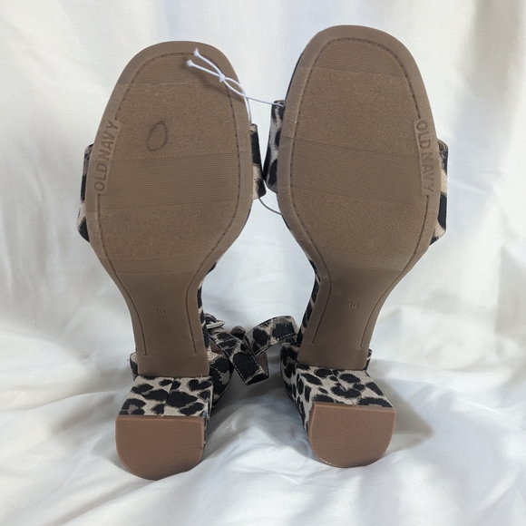 Old Navy 3.5inch heeled sandals - Picture 3 of 4